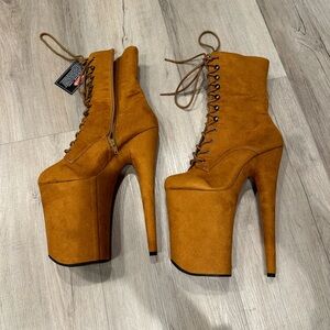 NWT pleaser 9 inch boots